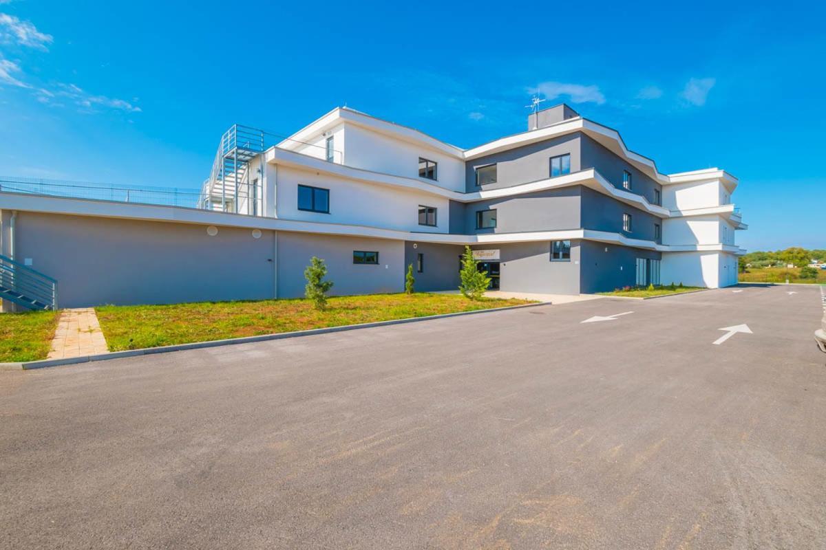Hotel Delfin Lanterna Tar-Vabriga Exterior photo